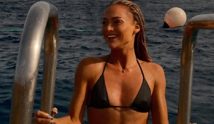 Українські гравці відпочивають з найсексуальнішою футболісткою світу – у купальнику показала майстер-клас фінтів