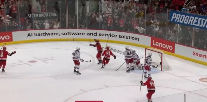 НХЛ: Кароліна вийшла в лідери, чергова перемога Баффало, Макдевід продовжив результативну серію