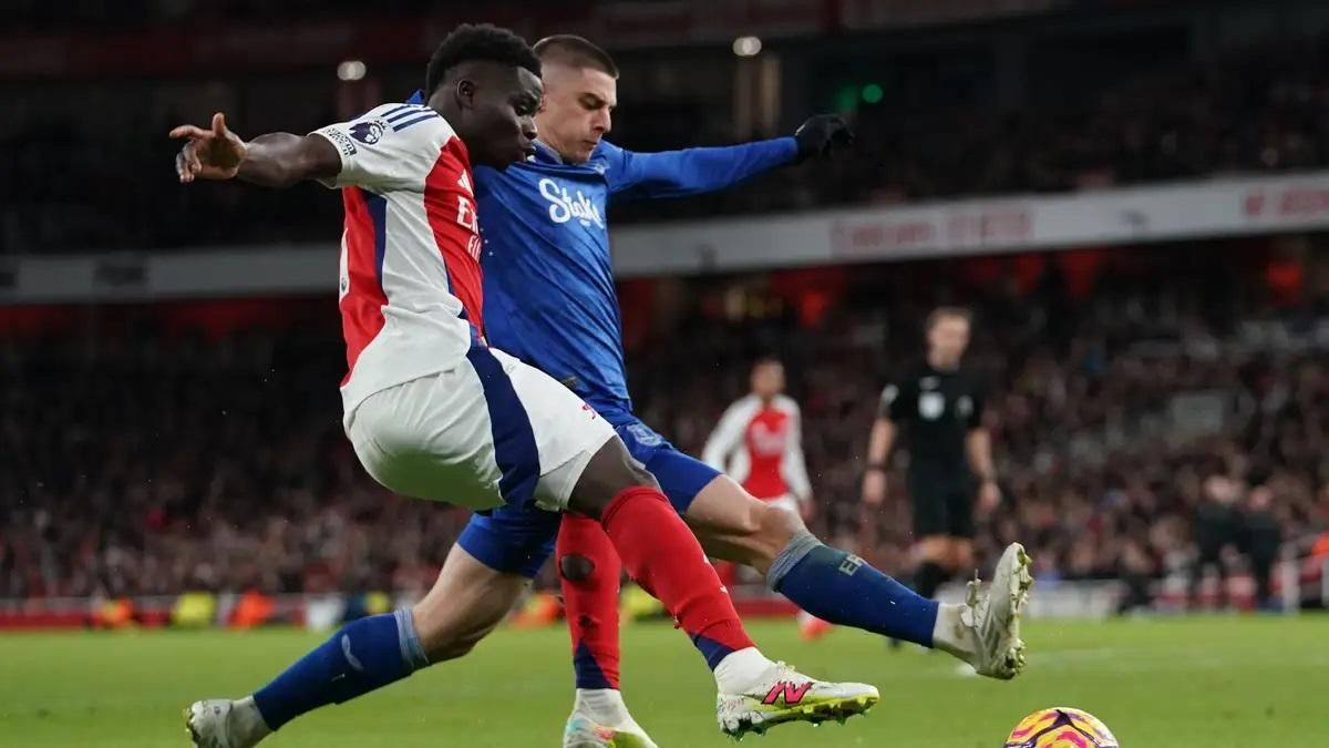 Виталий Миколенко против Букайо Саки / Getty Images