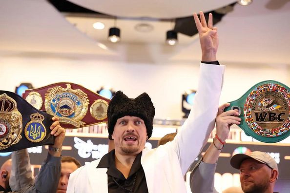 Усик прокоментував втрату статусу абсолютного чемпіона світу в хевівейті: "Це тимчасово"