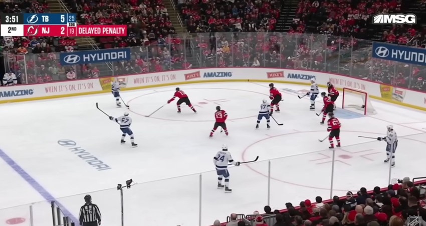 НХЛ: легенда сборной Канады оформил покер, чемпион разгромно проиграл