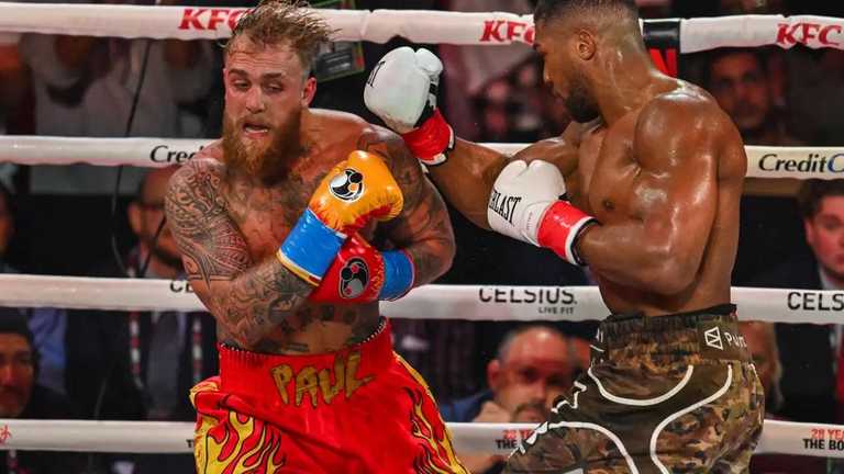 Джошуа атакує Пола / Фото Getty Images Джошуа атакує Пола / Фото Getty Images
