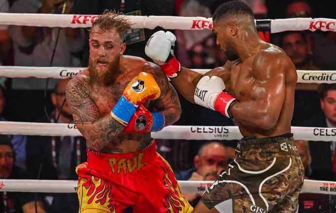 Джошуа атакує Пола / Фото Getty Images