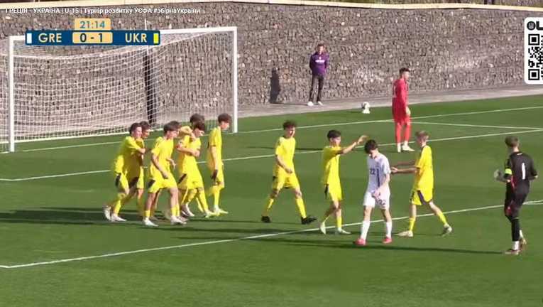 Игроки сборной Украины празднуют гол / Скриншот из видео