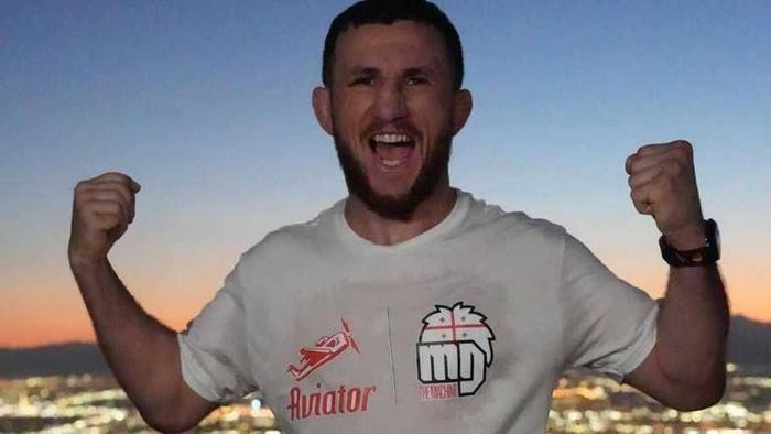 Друг Украины Двалишвили потерял титул чемпиона UFC, уступив скандальному россиянину