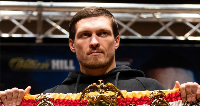 Усик искупался в океане и поздравил с Крещением 19 января: "С праздником, православные"