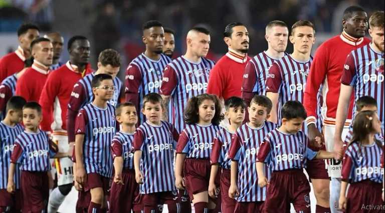 Данило Сікан (третій справа) / Фото Трабзонспора