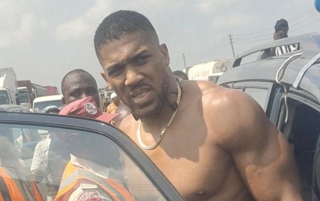 Джошуа вперше вийшов на зв'язок після смертельної ДТП, у якій загинули 2 його тренери 