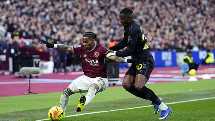 АПЛ: екс-клуб Ярмоленка впевнено здолав головну сенсацію чемпіонату, але не зміг покинути зону вильоту АПЛ: екс-клуб Ярмоленка впевнено здолав головну сенсацію чемпіонату, але не зміг покинути зону вильоту