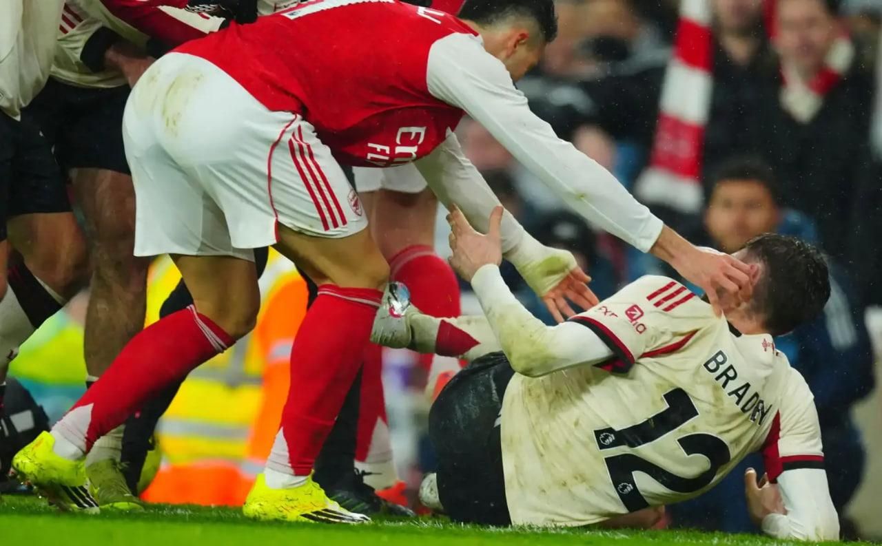 Габриэл Мартинелли и Конор Брэдли / Javier García/Shutterstock Габриэл Мартинелли и Конор Брэдли / Javier García/Shutterstock