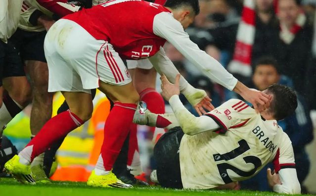 Звезда Арсенала набросился на травмированного игрока Ливерпуля и вызвал схватку – защитника вынесли на носилках (ВИДЕО)