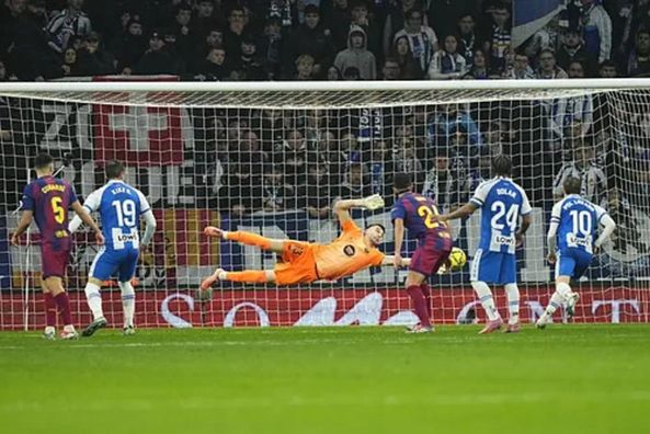 Барселона вигризла перемогу в каталонському дербі – "щур" ледь не зламав партнера і героїчно відповів на хейт