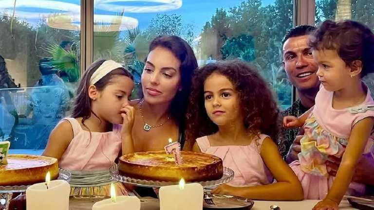 Кріштіану Роналду зі сім'єю / Фото https://www.instagram Кріштіану Роналду зі сім'єю / Фото https://www.instagram