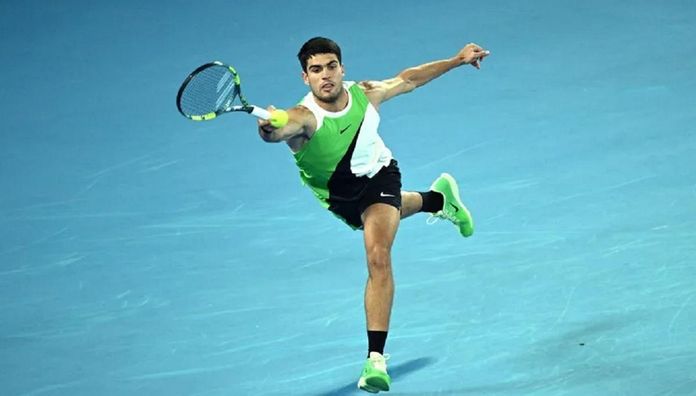 Алькарас споткнулся в первом сете, но прошел 102-ю ракетку на Australian Open – фаны заставили его смущаться (ВИДЕО)