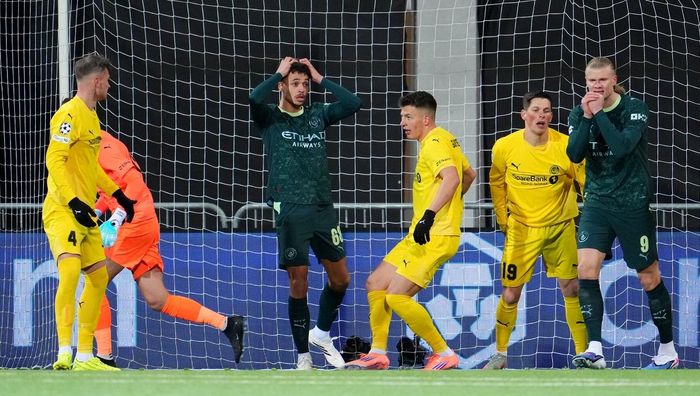 Ман Сити проиграл команде россиянина в ЛЧ и пережил новый позор – обладатель "Золотого мяча" получил удаление за минуту Ман Сити проиграл команде россиянина в ЛЧ и пережил новый позор – обладатель "Золотого мяча" получил удаление за минуту