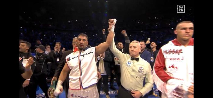 Зірковий боксер звернувся до Усика з вимогою про бій після нокауту гіганта з Польщі – відео шаленої реакції трибун