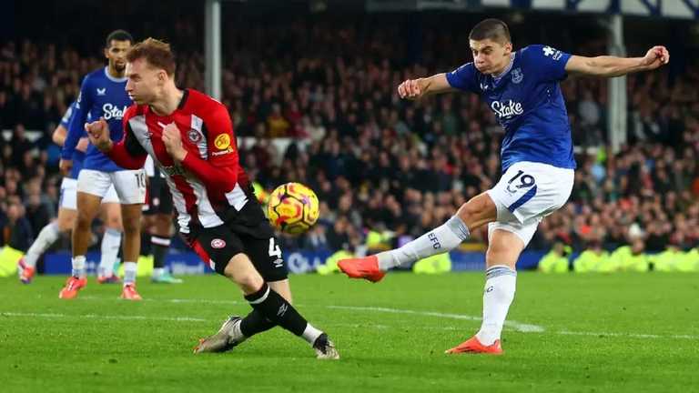 Эвертон проиграл Брентфорду / Фото Chris Brunskill/Fantasista/Getty Images Эвертон проиграл Брентфорду / Фото Chris Brunskill/Fantasista/Getty Images