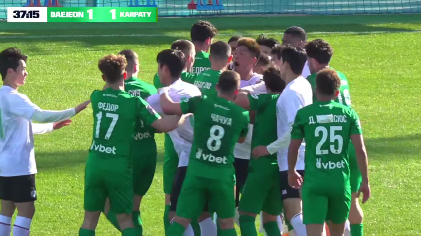 Карпати програли в дебютному матчі нового тренера – новачок влаштував бійку і отримав червону