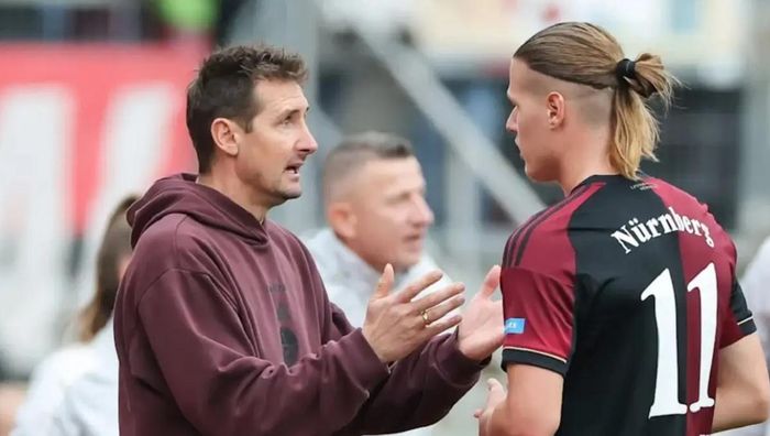 "Украинский Холанд" пытается бегством спастись из Нюрнберга "Украинский Холанд" пытается бегством спастись из Нюрнберга