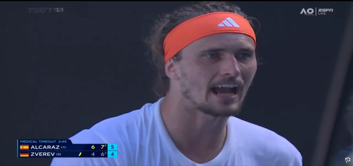 Звєрєв влаштував істерику через тайм-аут Алькараса у півфіналі Australian Open – розлютився прям на корті (ВІДЕО)