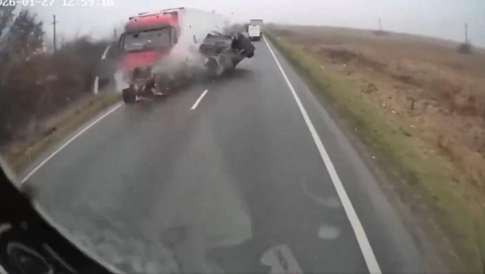 Фаны ПАОКа попали в жуткое ДТП – авто вылетело на встречную и разбилось вдребезги, 7 погибших (ФОТО) Фаны ПАОКа попали в жуткое ДТП – авто вылетело на встречную и разбилось вдребезги, 7 погибших (ФОТО)