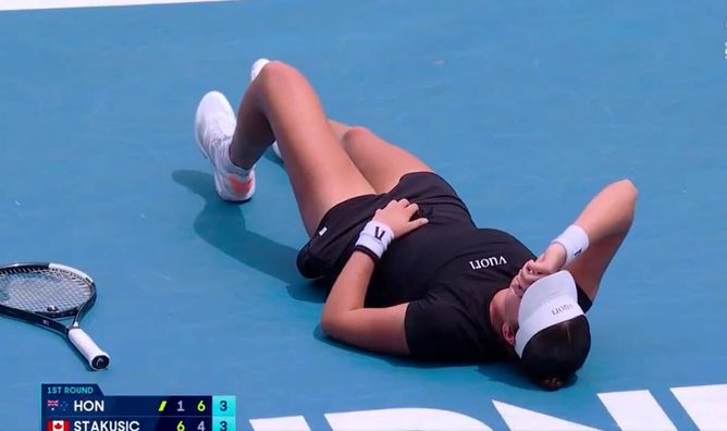 Теннисистка на Australian Open получила тяжелую травму и покинула корт на инвалидной коляске (ВИДЕО)