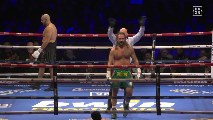 Ф'юрі зі скандалом нокаутував 42-річного суперника у четвертому раунді – відео побиття