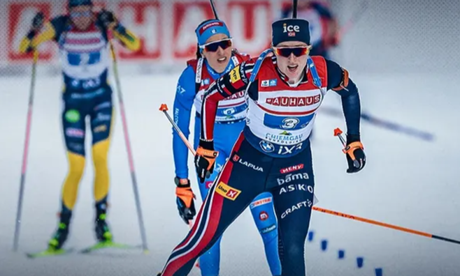 Суперзвезда биатлона потеряла золото на последних метрах гонки – видео безумной развязки женской эстафеты