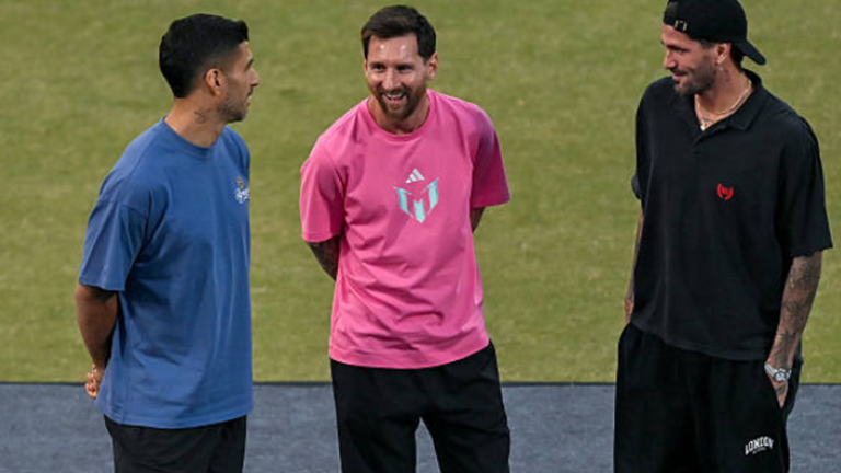 Луис Суарес, Лео Месси и Родриго де Пауль / Photo by Ayush Kumar / Stringer via Getty Images Луис Суарес, Лео Месси и Родриго де Пауль / Photo by Ayush Kumar / Stringer via Getty Images