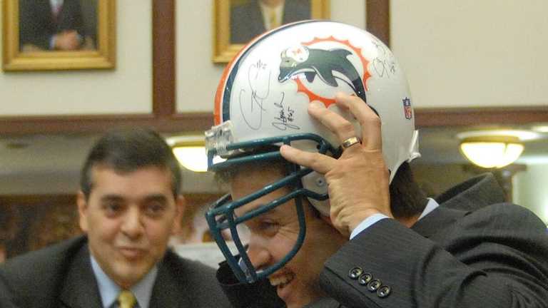 Марко Рубио в шлеме Майами Долфинс / Фото Х Марко Рубио в шлеме Майами Долфинс / Фото Х