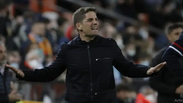 Экс-тренер сборной Испании по футболу заявил, что россияне оболгали его после увольнения из Сочи Экс-тренер сборной Испании по футболу заявил, что россияне оболгали его после увольнения из Сочи