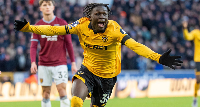 Худшая команда АПЛ одержала первую победу в сезоне, звездный футболист успешно вернулся в Англию