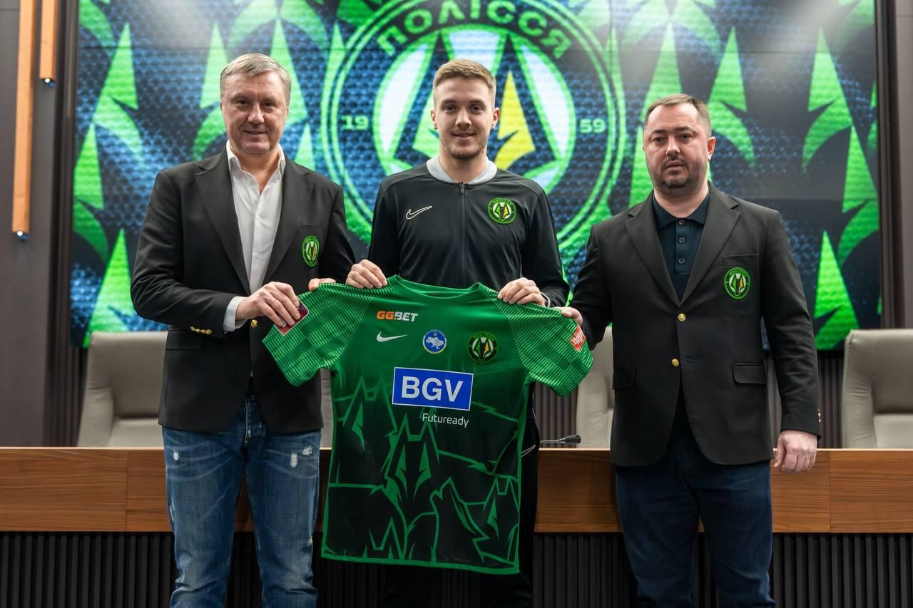 Краснічі (по центру) / Фото ФК Полісся