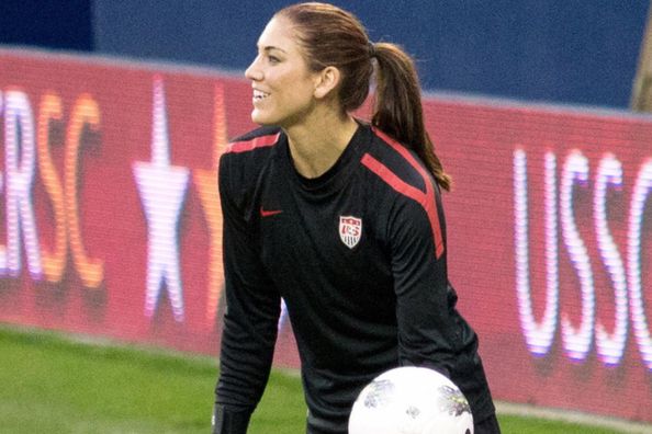 Скандальна воротарка повертається у футбол у 44 роки – зіграє за мільйон доларів