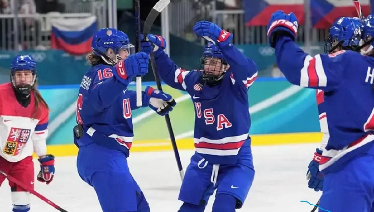 російська ганчірка на трибунах / Фото Profimedia.cz  