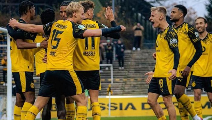 Полузащитник сборной Украины забил пушку за Боруссию Д и приобщился к разгрому (ВИДЕО) Полузащитник сборной Украины забил пушку за Боруссию Д и приобщился к разгрому (ВИДЕО)