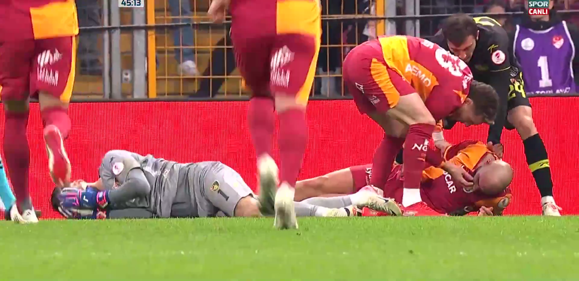 Страшное столкновение в матче Кубка Турции / Скриншот