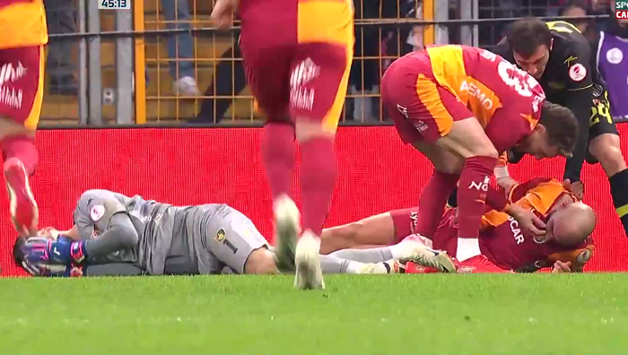 Футболіст Галатасарая знепритомнів після страшного зіткнення в Кубку Туреччини – обох гравців госпіталізували (ВІДЕО) Футболіст Галатасарая знепритомнів після страшного зіткнення в Кубку Туреччини – обох гравців госпіталізували (ВІДЕО)