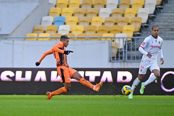 Шахтар в кінці гри дотиснув Верес і став лідером УПЛ – переможний гол Бондаря, посередній дебют Проспера