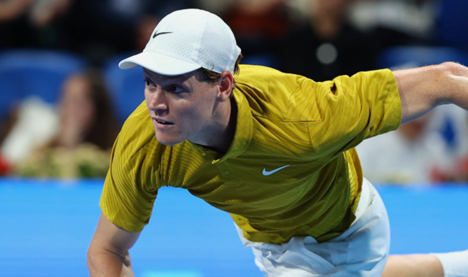 Синнер сенсационно вылетел в шаге от полуфинала, Алькарас со скандалом выбросил россиянина на тысячнике в Дохе