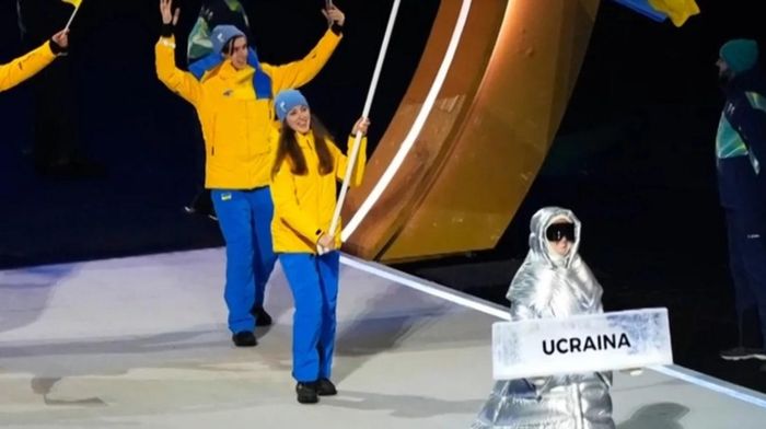 Скандал на Олімпіаді 2026: табличку України на церемонії відкриття несла росіянка, яка вірить у "братні народи"