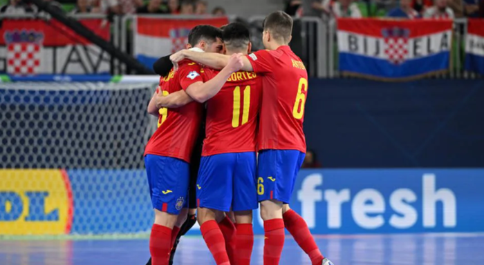 Іспанія ледь пролізла у фінал Євро-2026 з футзалу – суддю закидали сміттям, автогол капітана і вогняна кінцівка 