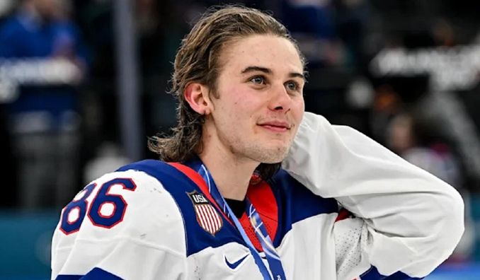 Автор переможної шайби у хокейному фіналі Олімпіади 2026 залишився без кількох зубів – вибили на льоду (ФОТО)