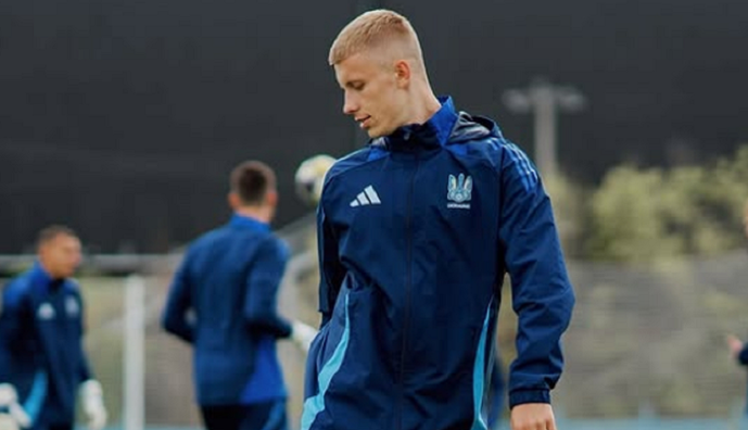 Рух офіційно підписав захисника збірної України