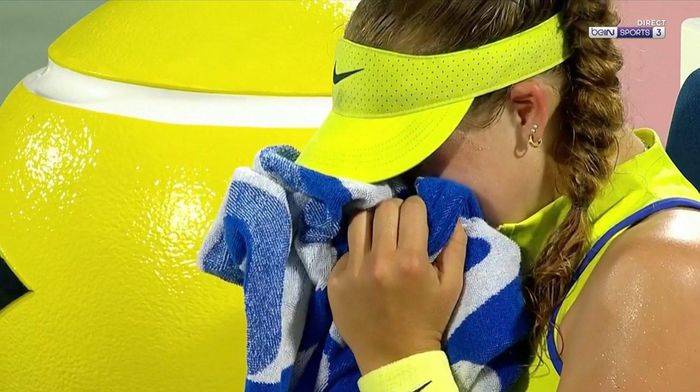 Російська тенісистка Андрєєва влаштувала істерику після епічної поразки – розридалася і почала себе лупцювати