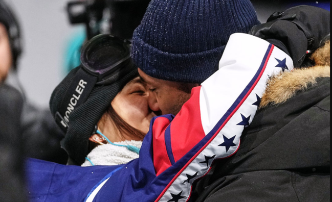 Суперзірка Олімпіади 2026 зацілувала найкращого захисника НФЛ після сенсаційного срібла – парочка рве соцмережі