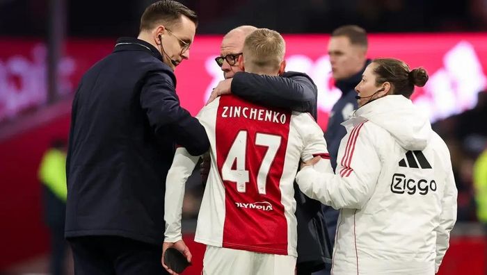 Главный тренер Аякса раскрыл состояние Зинченко, который уже покинул команду: "Он чувствует вину" Главный тренер Аякса раскрыл состояние Зинченко, который уже покинул команду: "Он чувствует вину"