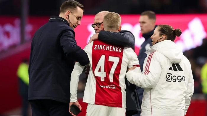 Главный тренер Аякса раскрыл состояние Зинченко, который уже покинул команду: "Он чувствует вину"
