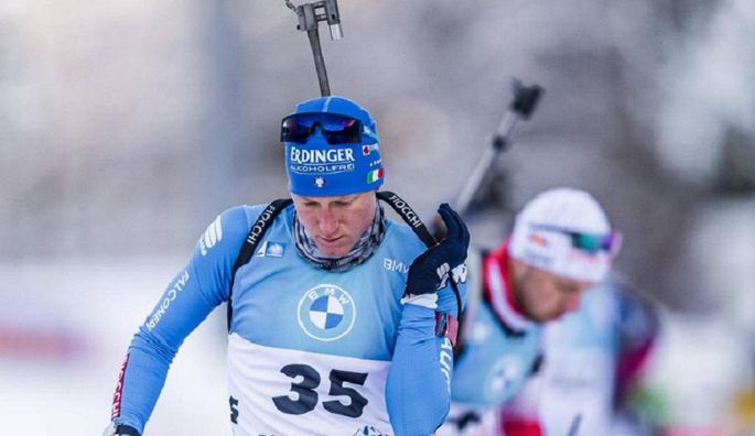 Срібний призер Олімпіади 2026 з біатлону з прапором України виступає на Іграх: "Це знак підтримки"