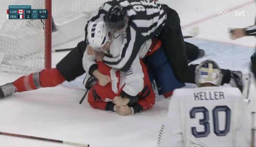 Хокей на Олімпіаді 2026: Канада з українським слідом перемогла 10:2 у матчі з бійкою, гол сина легенди не врятував